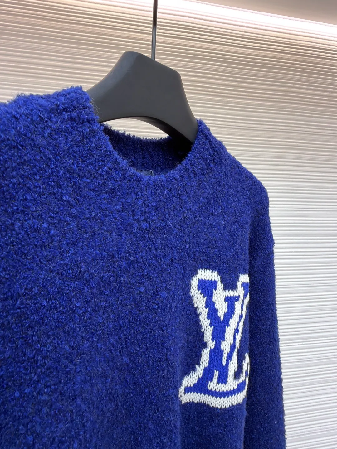 LOUIS VUITTON double-sided intarsia sweater ●Original version: purchased and developed for 9999 ●Item number: 1680924-A85 ●Fabric: wool blended fabric ●Technology: knitted intarsia production ●Version: fitted version ●Weight: about 620 grams ●Size: S-M-L-XL ●Description: Made of custom-woven and dyed sheep wool 65% cotton% 20 Spandex 15%. The special washing process is very soft and skin-friendly. It has 7 knitting workers. The thickness of each stitch of the inlay on the clothing logo is consistent with ZP. The back logo is mirror inlay. This crew-neck sweater is made of a blend of sheep wool and yak hair, and uses thick yarn to create a comfortable texture. The contrasting LV logo is integrated into the knitted fabric, and the mirror-effect logo is cleverly displayed on the rear. The casual and elegant design makes it easy to style your weekend look. The overall wiring is straight and delicate, the fabric is comfortable and soft, and the color is consistent without color difference. It can be matched with the same style to create a fashionable look and control various occasions. Customized accessories, complete with three standards, same style for men and women!
